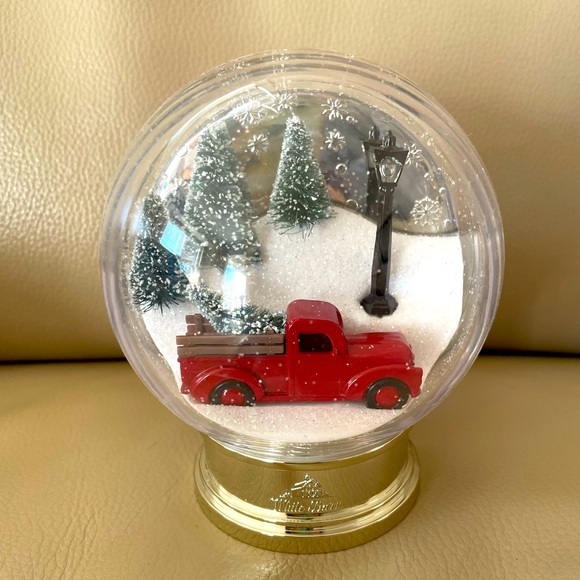 NWT Bath & Body Works RED TRUCK & LIGHT Snow Globe Wallflower Plug In Lights Up - Picture 1 of 8